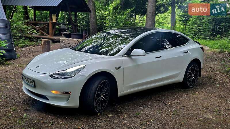 Седан Tesla Model 3 2020 в Стрию