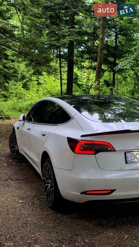 Седан Tesla Model 3 2020 в Стрию
