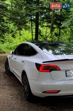 Седан Tesla Model 3 2020 в 
