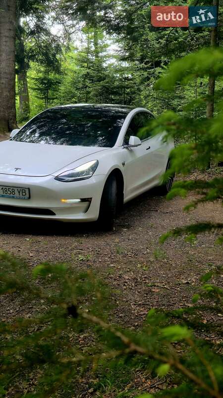 Седан Tesla Model 3 2020 в Стрию