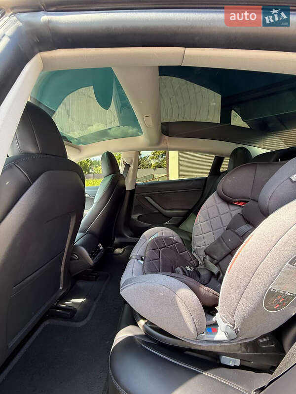Седан Tesla Model 3 2023 в Жовкве