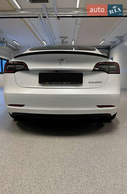 Седан Tesla Model 3 2021 в 