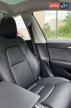 Седан Tesla Model 3 2023 в 
