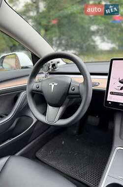 Седан Tesla Model 3 2023 в 