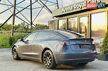 Седан Tesla Model 3 2022 в 