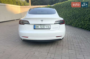 Седан Tesla Model 3 2022 в 