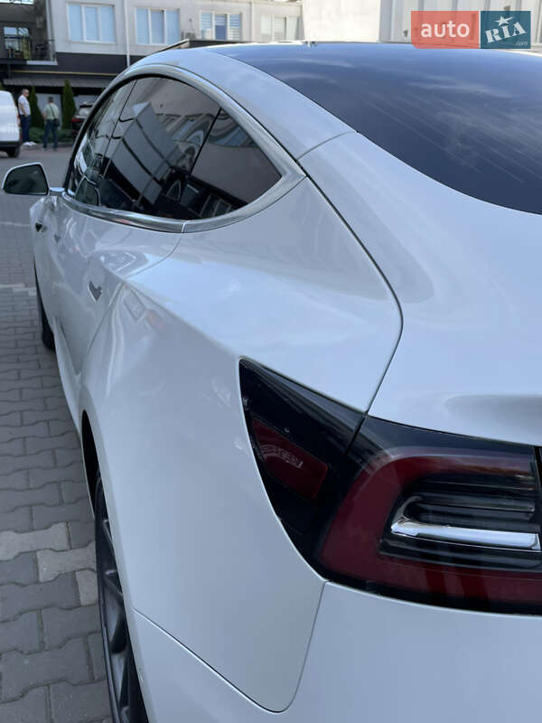 Седан Tesla Model 3 2019 в Черновцах