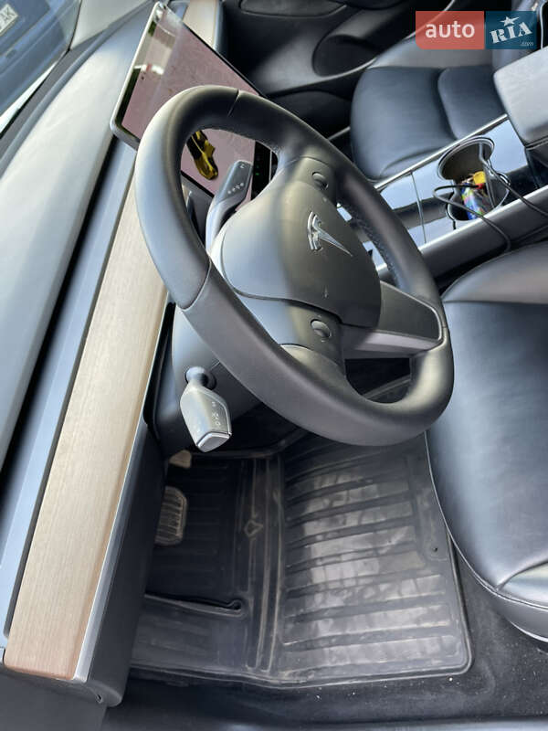 Седан Tesla Model 3 2019 в Черновцах