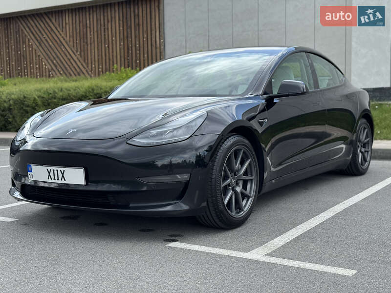 Седан Tesla Model 3 2021 в 