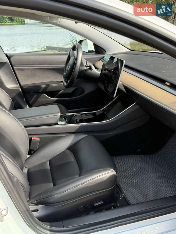 Седан Tesla Model 3 2019 в Киеве