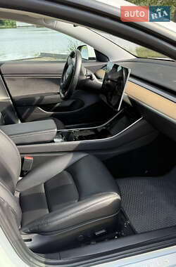 Седан Tesla Model 3 2019 в 
