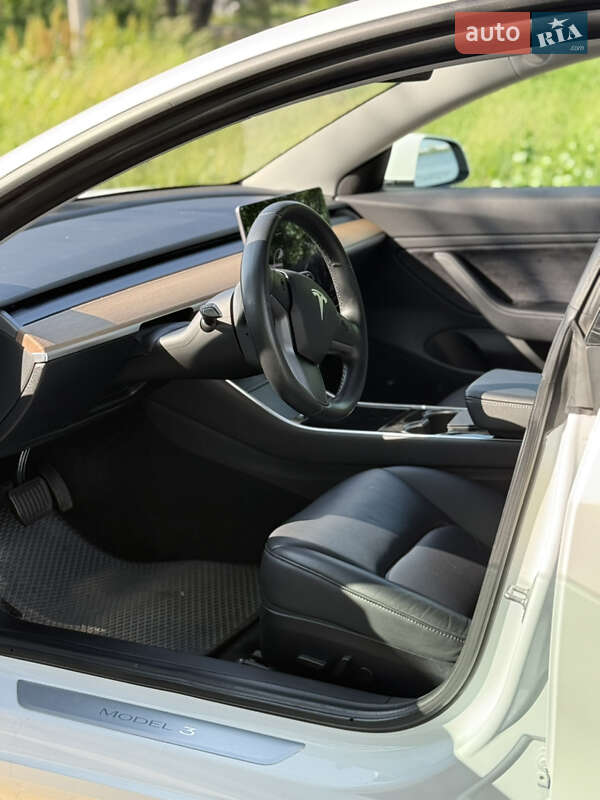 Седан Tesla Model 3 2019 в Киеве