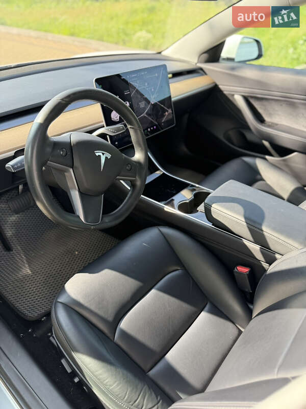 Седан Tesla Model 3 2019 в Киеве