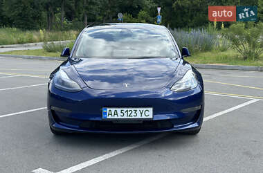Седан Tesla Model 3 2022 в 