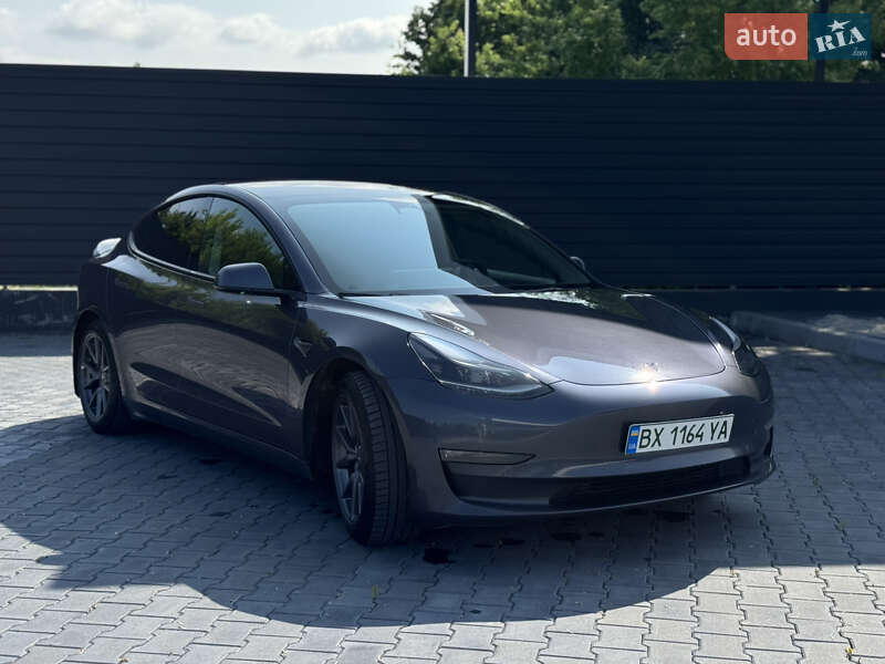 Седан Tesla Model 3 2022 в 