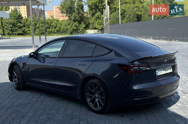Седан Tesla Model 3 2022 в 