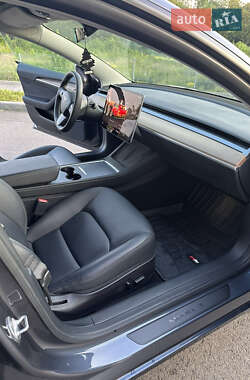 Седан Tesla Model 3 2023 в 