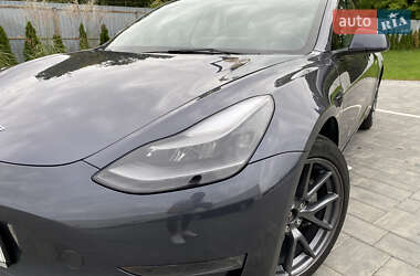 Седан Tesla Model 3 2022 в 