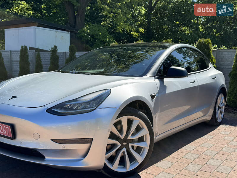 Седан Tesla Model 3 2018 в Львові