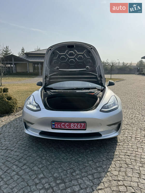 Седан Tesla Model 3 2018 в Львові