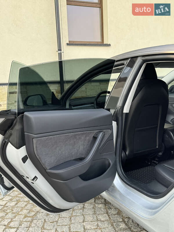 Седан Tesla Model 3 2018 в Львові