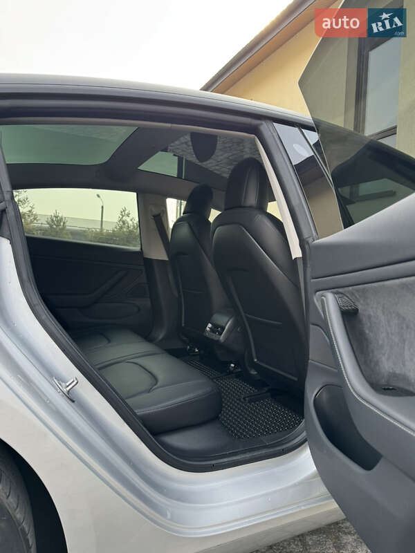 Седан Tesla Model 3 2018 в Львові