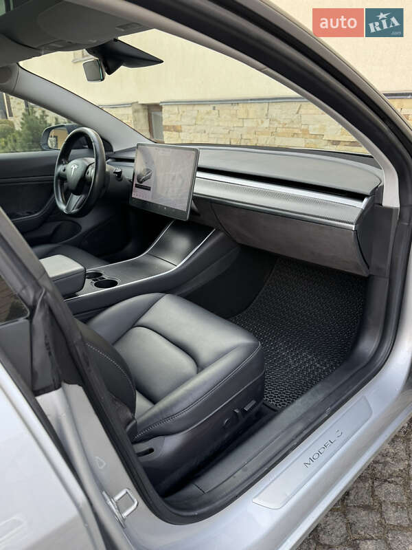 Седан Tesla Model 3 2018 в Львові