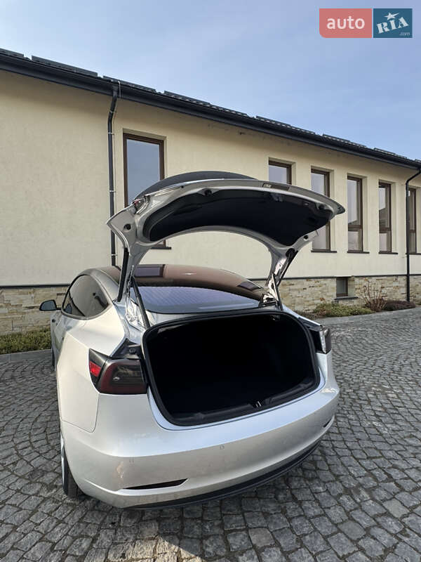 Седан Tesla Model 3 2018 в Львові