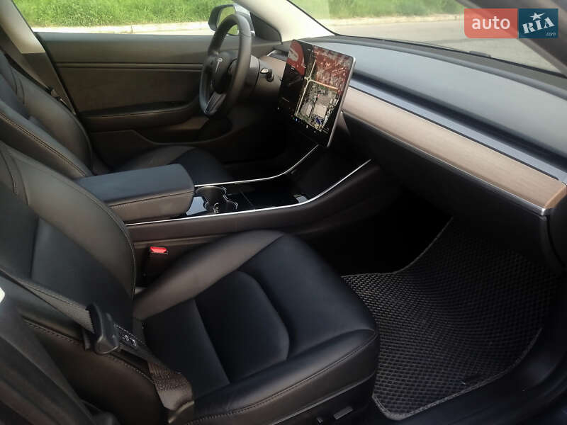 Седан Tesla Model 3 2018 в Львове