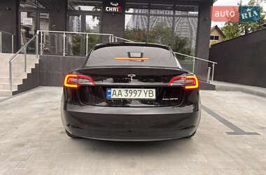 Седан Tesla Model 3 2022 в 