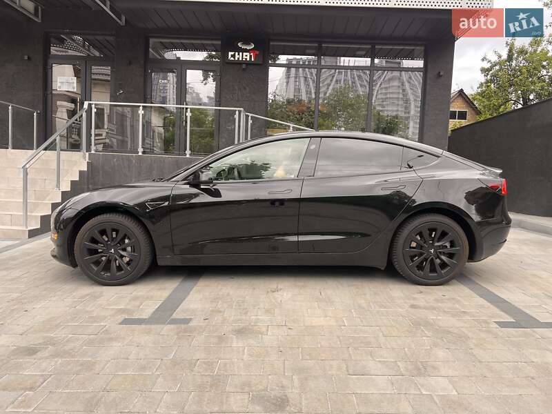 Седан Tesla Model 3 2022 в Киеве