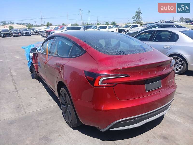 Седан Tesla Model 3 2024 в 