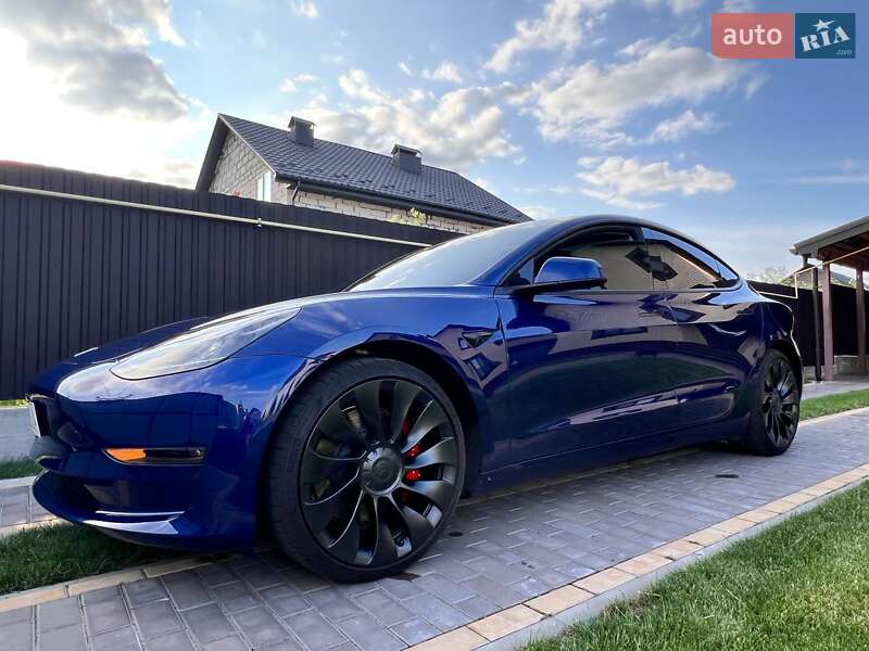 Седан Tesla Model 3 2023 в 