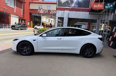 Седан Tesla Model 3 2024 в 