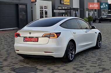 Седан Tesla Model 3 2023 в 