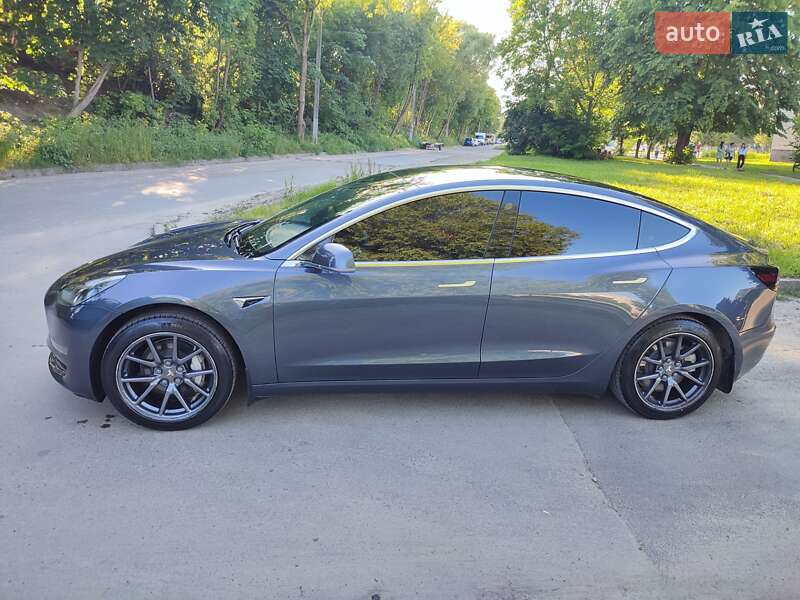 Седан Tesla Model 3 2020 в Львові