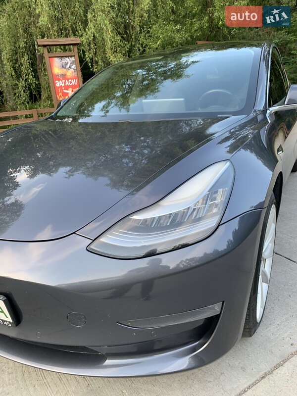 Седан Tesla Model 3 2019 в Коростені
