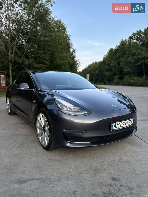 Седан Tesla Model 3 2019 в Коростені