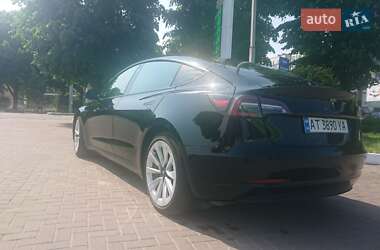 Седан Tesla Model 3 2022 в 