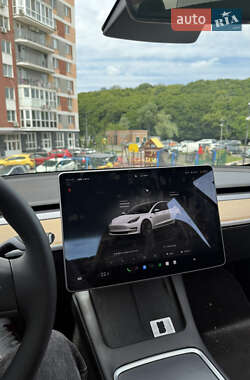 Седан Tesla Model 3 2022 в 