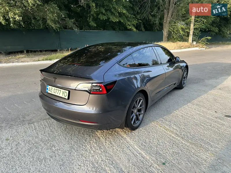Седан Tesla Model 3 2023 в 