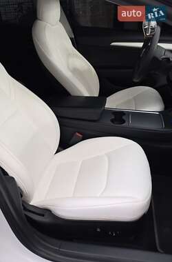 Седан Tesla Model 3 2021 в 