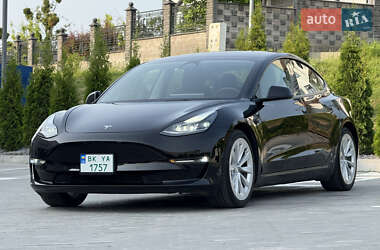 Седан Tesla Model 3 2022 в 