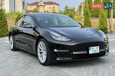 Седан Tesla Model 3 2022 в 