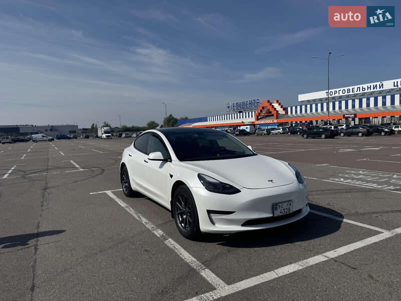 Седан Tesla Model 3 2021 в Львові