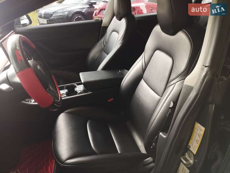 Седан Tesla Model 3 2019 в Ужгороді