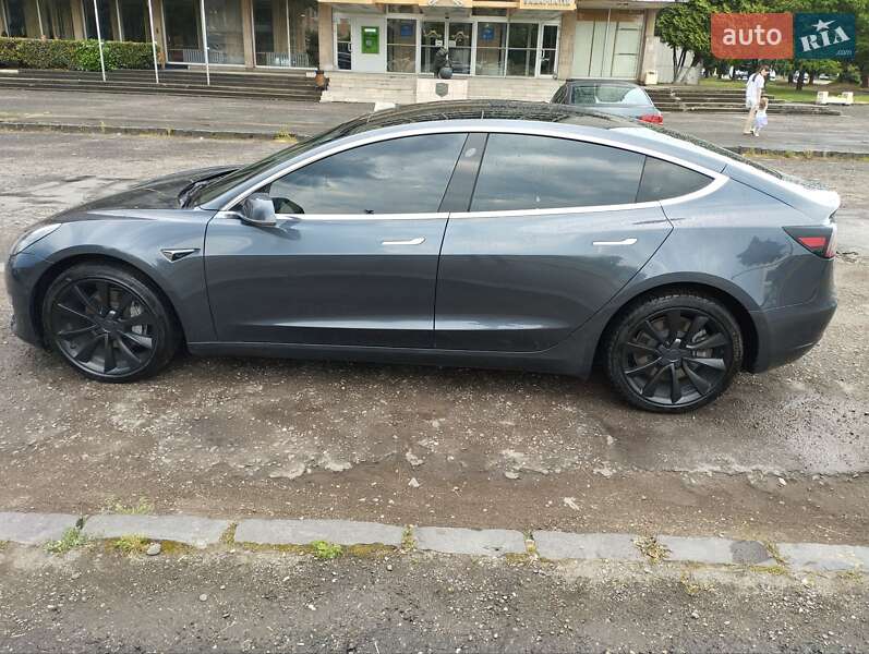 Седан Tesla Model 3 2019 в Ужгороді