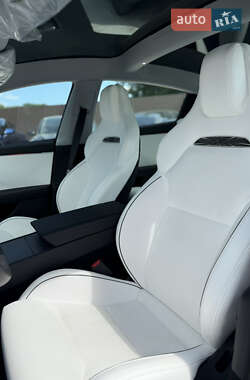 Седан Tesla Model 3 2024 в 