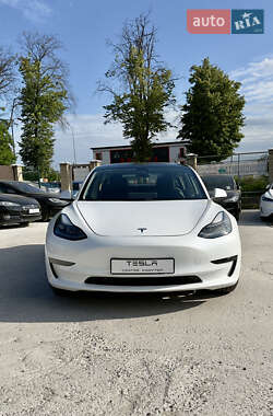 Седан Tesla Model 3 2022 в 
