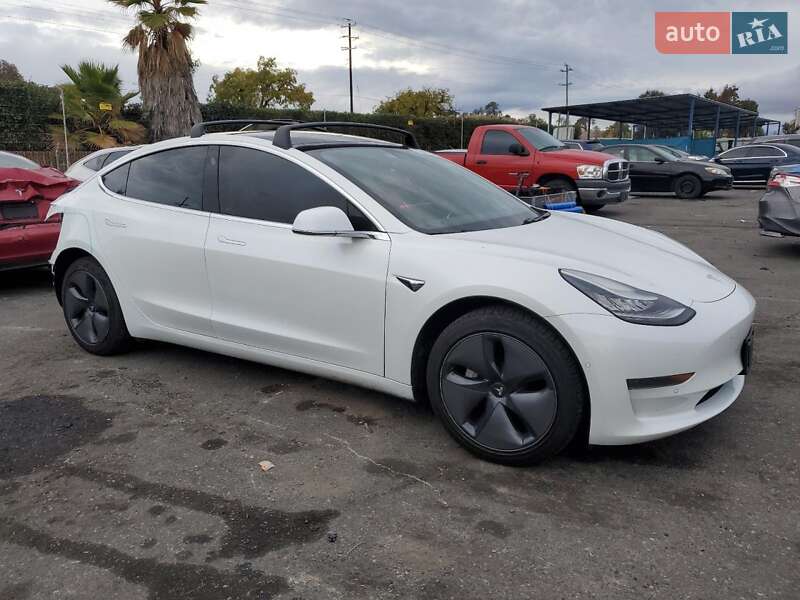 Седан Tesla Model 3 2020 в Львове